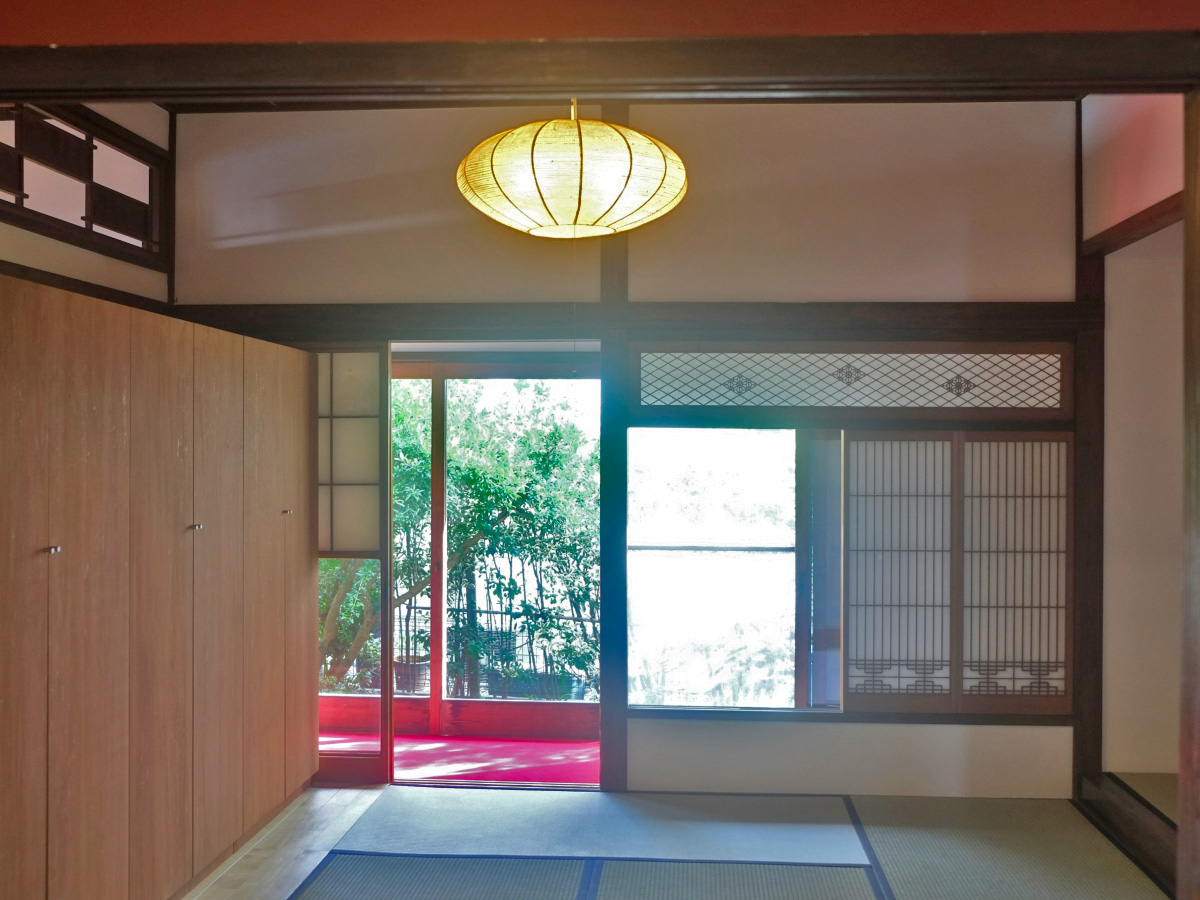 日本間のよさはそのままに、可動式の大きな収納で空間を仕切りました。